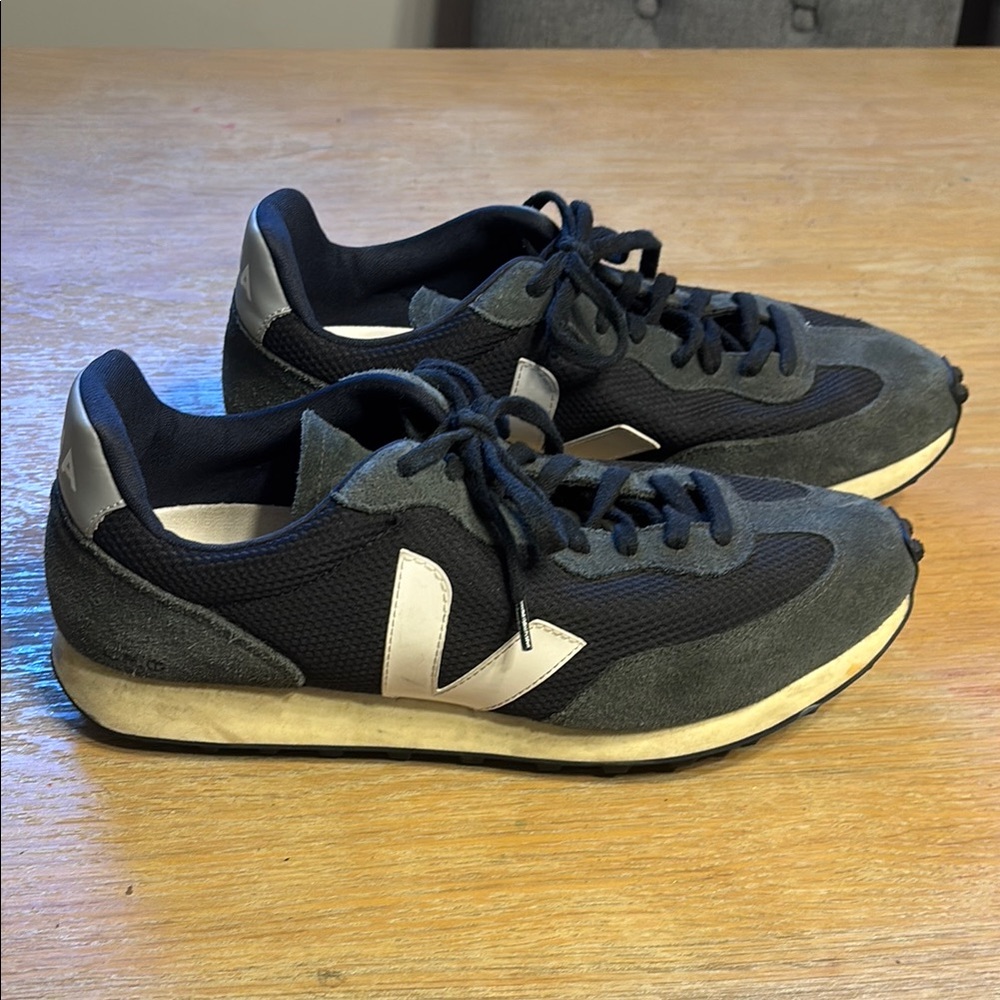 Veja Men's Sneakers - Black and Grey